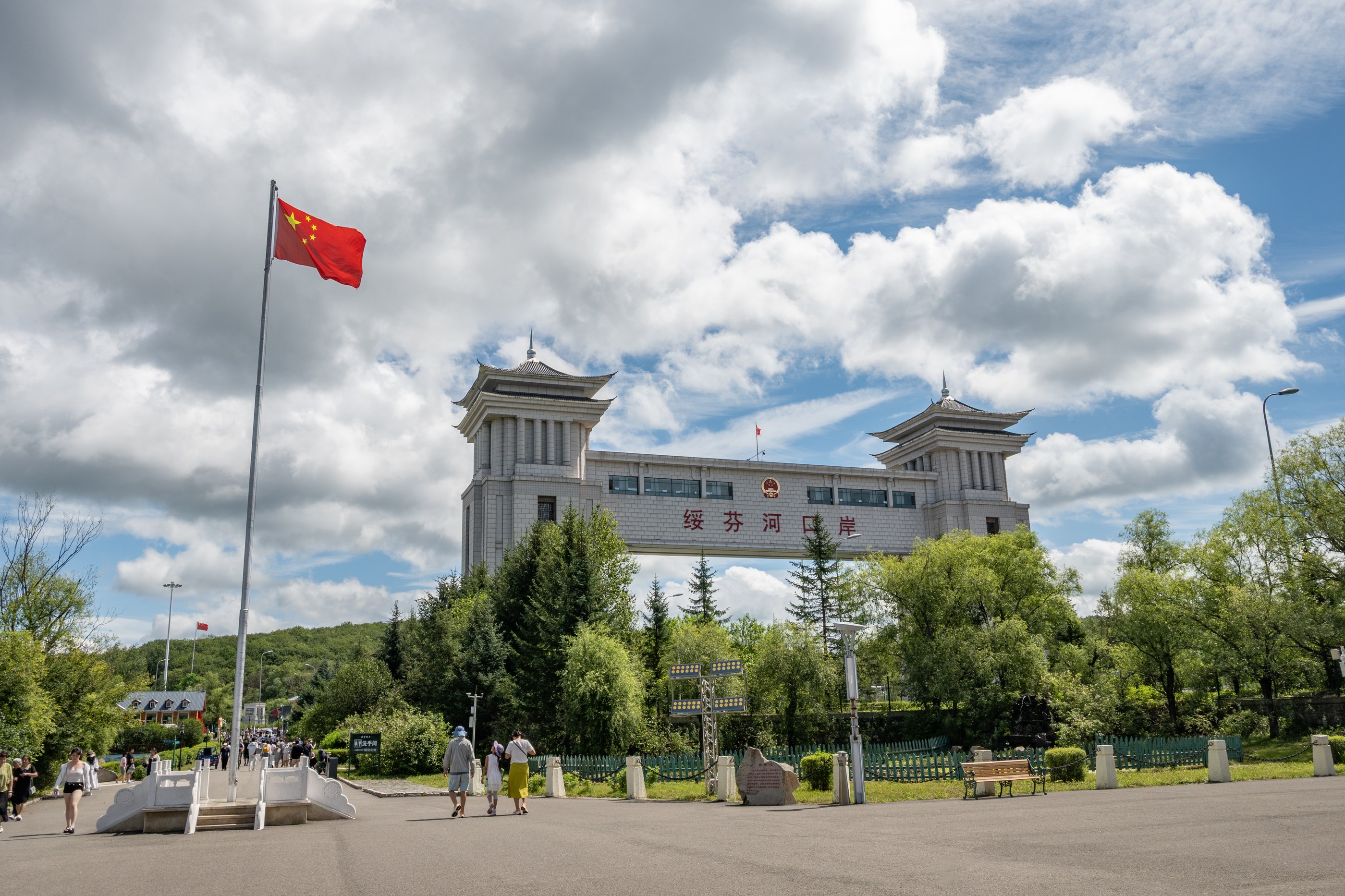 绥芬河国门及国旗