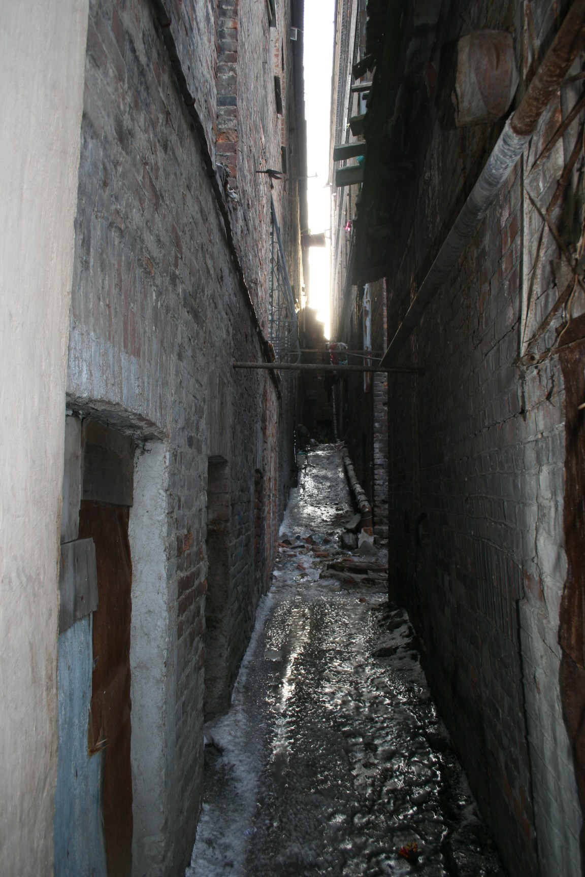 百万庄两栋老建筑之间的狭窄通道，2009 年