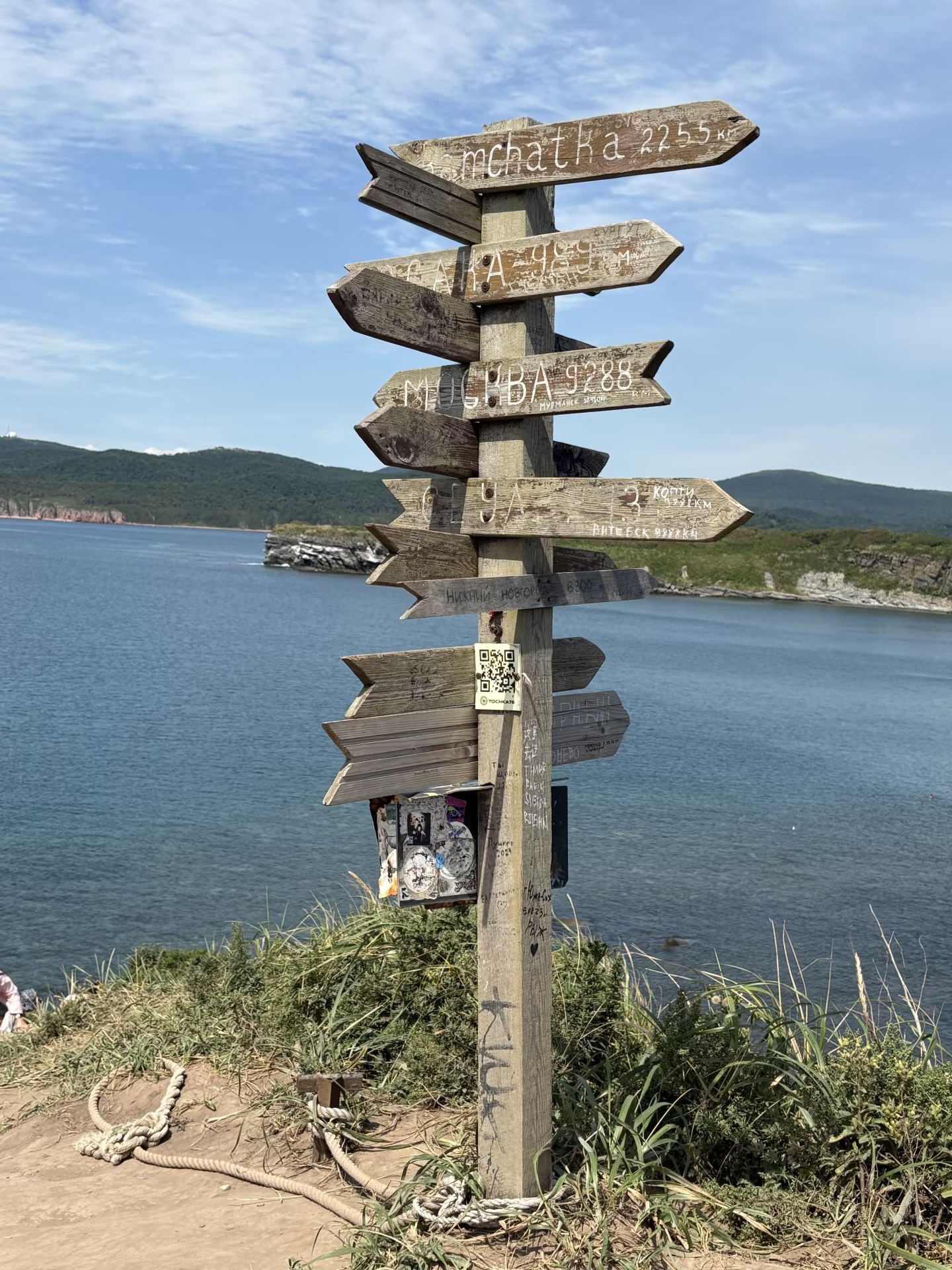 海边指向各地的木制路标